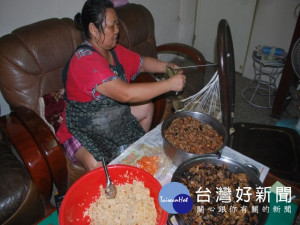 媽媽綁的肉粽最安全、最好吃，國內出現黑心食品層出不窮，老媽

媽親自下廚煮菜，綁肉粽過端午節，重拾家有一老、如有一寶，恢復

了家庭中重要的地位。（記者陳榮昌攝）