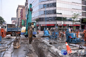 歷經超過半個月的搶修後，台北市政府宣布5月18日下午5時起，八德路光復南北路口恢復正常通車，原八德路（東寧－北寧路段）及光復南北路（南京東－市民大道路段）交通管制解除，大型車輛也將開放行駛。（圖／台北市政府）