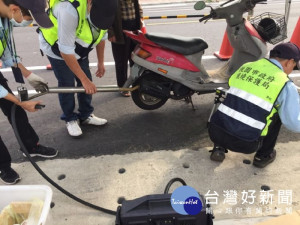 桃園市環保局重視機車及柴油車排氣檢驗人員的健康，為檢驗員提供健康檢查補助。