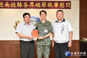 陳副縣長〈左〉率南投縣敬軍團至兵整中心勞軍