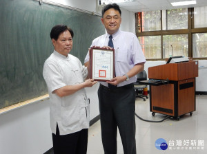 東南科技大學副校長董益吾致贈感謝狀給羅瑞生老師。（圖／記者黃村杉攝）