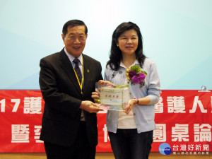 現代婦女基金會董事長潘維剛(右)感謝李昌鈺博士(左)對終止暴力的貢獻