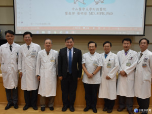 蔡明哲醫師(左4)在台南郭綜合，主講急診的醫病溝通。