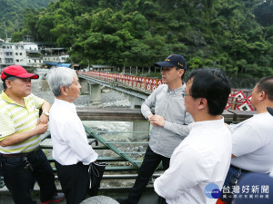 市長朱立倫19日前往烏來地區視察覽勝橋改建工程。（圖／記者黃村杉攝）