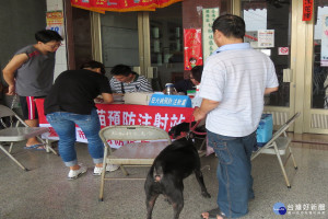 確保市民生命安全，動保處防疫人員在關廟區預計進行五場毛小孩打狂犬病疫苗作業。(圖/記者黃芳祿攝) 