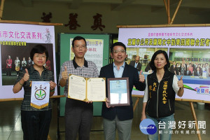 宜蘭市長江聰淵（中右）協助促成蘭陽女中與美國堪薩斯最好的高中締結姊妹校。（圖／記者陳木隆攝）