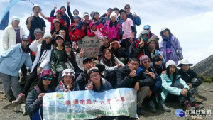 大華中學學生別出心裁的畢業旅行，81名高二學生攀登海拔3886公尺的台灣第二高山雪山主峰。
