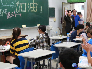 國中會考，市長巡視家齊女中為考生加油打氣。