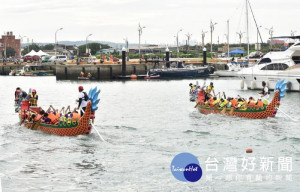 鄭市長表示，海上龍舟賽可追溯至日治時期，是別具風味的龍舟競賽，今（106）年有48個隊伍參賽。