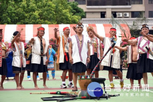 布農族射耳祭展現狩獵文化特質，祭儀過程分別為「祭典前的打獵」、「對空鳴槍傳訊息」、「迎接獵人」、「祭獵槍」等。