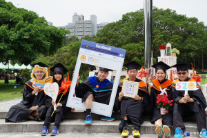 野餐創意市集在風動藝術區設有活潑的打卡專區，吸引應屆畢業生與民眾駐足拍照留念。