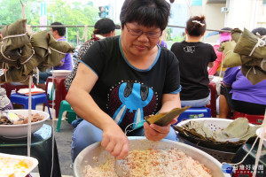 右眼全盲家扶自強媽媽蔡惠美全程參 與北台南家扶中心佳里展愛隊愛心粽活動。(圖/記者黃芳祿攝) 