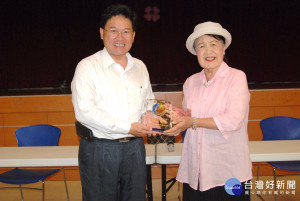 彰化市長邱建富（左）贈獎座給謝阿柳副董事長（右），感謝大通電子公司長年來的仁心義舉。
