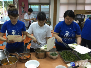 南台南家扶搶救剩食大作戰，手作40個便當溫暖街友的胃。

