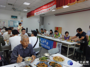      區長林敬榜出席關懷老人共餐，並邀替代役役男公益表演團體「旺年天團｣為長者表演。（圖／記者黃村杉攝）