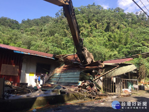 違建違規經營視聽歌唱，公安聯合稽查小組強力執行拆除。（圖／消防局提供）