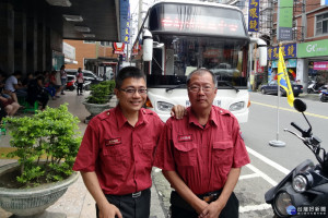 圖:消防局圳頂消防分隊小隊長陳彥志(左)，義消分隊幹事呂漢民響應捐血，希望有助血荒。(記者陳寶印攝)