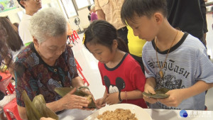 傳承慶端午習俗　土庫里祖孫包粽共餐