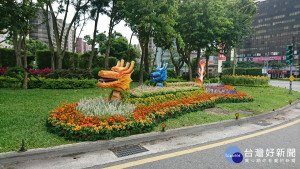 龍舟造形配合草花（圖／臺北市政府工務局公園路燈工程管理處提供）