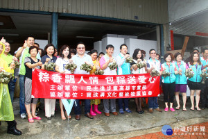 民進黨高雄市黨部5/25日舉辦「粽香飄人情 包粽送愛心」活動，現場準備1,000顆肉粽材料，現包現煮，提供給鳳山區及三民區的街友中心。（圖／記者何沛霖攝）