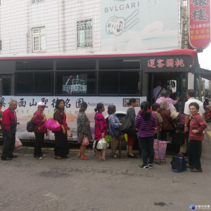 圖:台灣汽車客運業產業工會理事長李彥興利用乘車人數多的時候持牌前往桃客大溪總站抗議。(記者陳寶印攝)