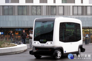 台灣大學26日宣布7月就會在水源校區進行無人駕駛巴士行駛測試，無人駕駛巴士車型則是法國Easy Mile公司的 EZ-10 Easy Mile。（圖／Wikipedia）