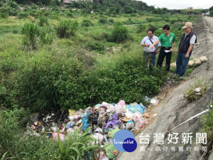 大甲溫寮溪雜草橫生、垃圾成堆，民代會官員到場勘查，官們員允諾

會盡速改善。（記者陳榮昌攝）