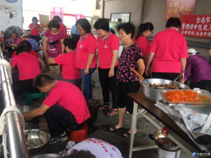 尚頂里社區志工包粽，送給當地弱勢及求職民眾。