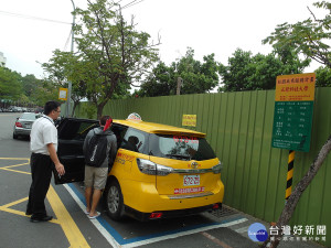 交通局力推的校園計程車共乘計畫獲得學生好評，加入共乘的學校持續增加，目前已有四所大專院校上路	。（圖／記者郭文君攝）