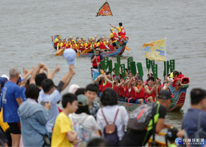 觀龍舟賽心得　小英：「節奏或方向不一就會原地打轉」　（圖／翻攝蔡英文臉書）