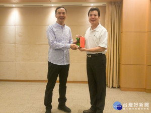 環保局長劉和然31日於市政會議獻獎。（圖／記者黃村杉攝）