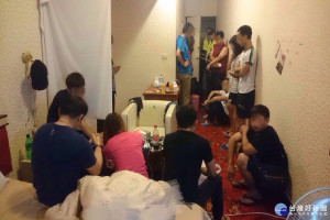 歸仁分局幹員前往臺南市區某飯店內房間起出陳嫌涉嫌販毒與將買毒的多位涉嫌人。(圖/警方提供)