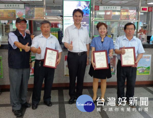 分局長李憲蒼前往郵局表揚3名協助防止民眾遭受詐騙的行員，頒發獎狀感謝他們的用心。（記者陳昭宗拍攝）