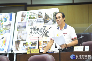 市議員李柏坊認為桃園觀光資源豐富，市府應該發展「三度空間運動」，即水陸空運動，提升活動層次。(圖／桃園市議會提供)