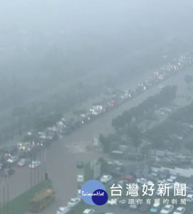 今（2）日由於鋒面帶來的強降雨影響，北台灣從早上開始陸續傳出淹水災情，交通運輸亦受到不小影響。（圖／翻攝網路）