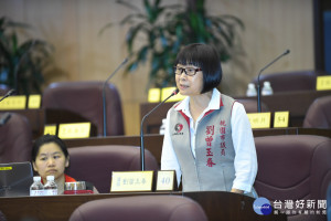 市議員劉曾玉春建議市府針對長青學苑開班時間，應該擴及寒暑假。（圖／桃園市議會提供）