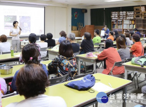 新北市首創流浪毛寶貝乾淨餵養講習，並邀汐止區里長陳建興分享。（圖／記者黃村杉攝）