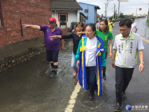 豪大雨造成淹水，嘉義縣長張花冠實勘災情關心民眾