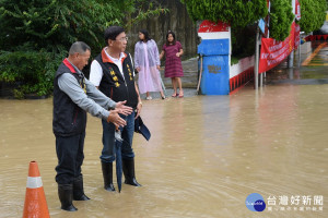 豪大雨侵襲南投地區，林縣長勘查信義災情。信義鄉玉山路（台21線）部分路段已淹，道路彷彿野溪般。