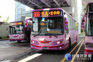 台北市仍有300輛公車定位設備使用2G訊號，導致公車動態系統頻失準，讓乘客無法掌握公車正確到班資訊。對此北市公共運輸處表示，將強力要求相關公車業者在6月底前完成更新，否則會祭出罰責。（圖／Wikipedia）