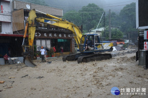 豪大雨侵襲南投地區。台21線玉山路受土石及水流沖刷影響，滾滾泥水夾帶石礫阻斷車輛通行大型機具進駐搶通。