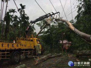 受豪雨影響電力被破壞嚴重台電工程人員冒雨搶修。（南投區處提供）