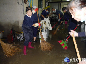 草屯慈濟出動近百志工協助南埔里民整理家園。（慈濟提供）