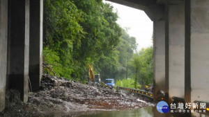 仁愛鄉不少地方道路仍未搶通5日上班不上課。（ 仁愛分局提供）