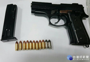 中壢派出所警員查獲1把改造槍枝及子彈11顆。