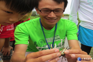 大手牽小手近距離體驗濕地，近距離看各種蟹類與彈塗魚濕地跳動，神情興奮。