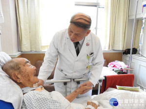 吳明和醫師探視99歲蔣姓老翁。