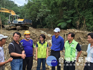 古坑山區多數土石流掩埋道路、沖毀民田，立委劉建國邀請水保局南投分局長丁振章等勘查災區。（記者陳昭宗翻攝）