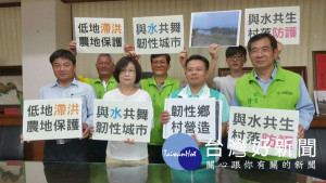 立委蘇治芬與縣議員蔡岳儒、北港鎮長張勝智針對因排水不及造成部分地區嚴重淹水提出與水共「舞」的治水概念。（記者陳昭宗拍攝）