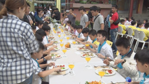 戶外吃西餐學禮儀　深坑國小另類食農教育